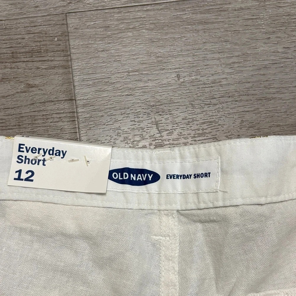Old Navy Cream Shorts with Gold Accents - Picture 2 of 4